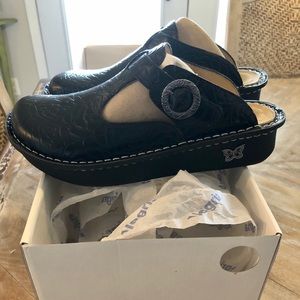 Alegria Classic Black Embossed Rose Mule/Clogs